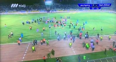 یورش تماشاگران به زمین بازی پرسپولیس و استقلال اهواز+تصاویر