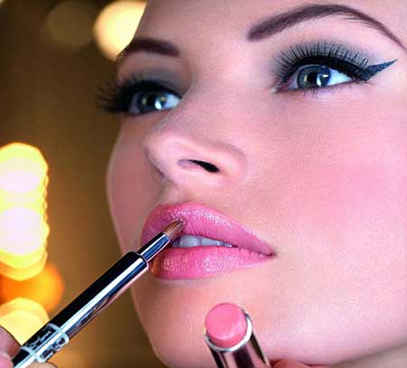 پرهیز از آرایش غلیظ  در میهمانی‌های غیررسمی