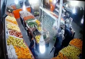 لحظه سرقت مسلحانه از یک میوه فروشی در شیراز+فیلم