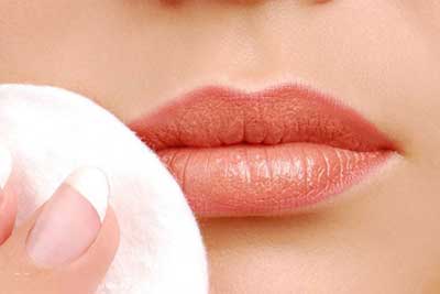 آرایش لب : ماندگاری رژ لب را چگونه بیشتر کنیم؟