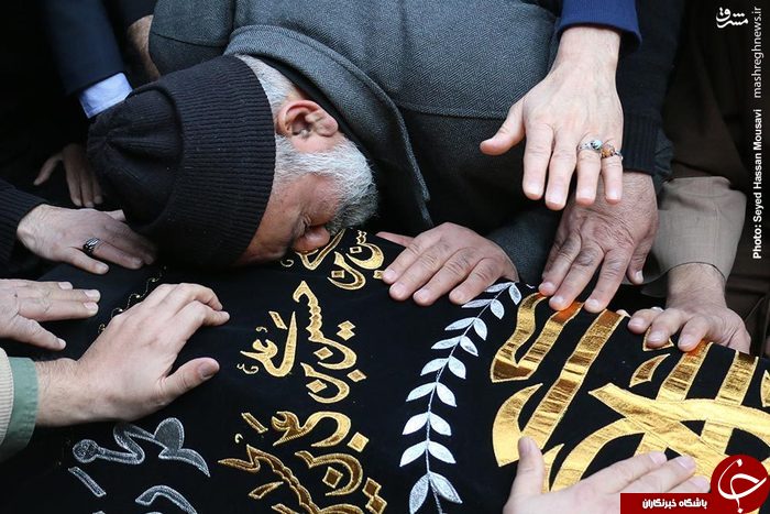 بوسه سردار نقدی بر تابوت مادرش + عکس