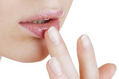 چرا لب ها پوسته پوسته میشود؟