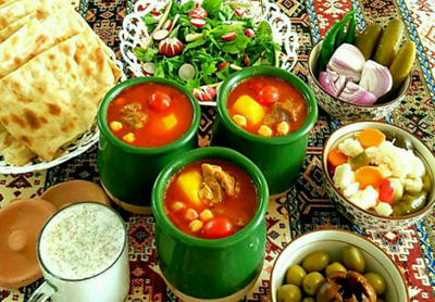 دیزی با ظروف سفالی