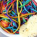 طرز تهیه ماکارونی رنگین کمانی و چیپس پارمزان